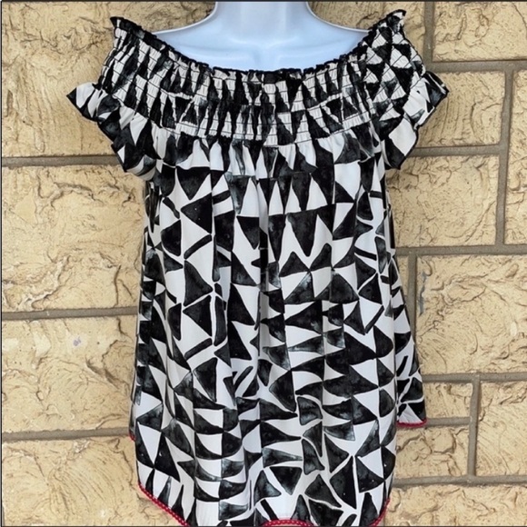 Jack By BB Dakota black & White Off shoulder
Size Small - Picture 4 of 12